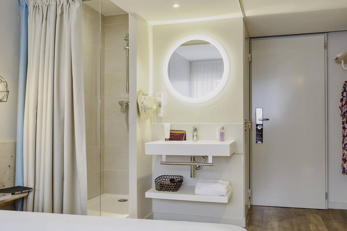 in-room safe, desk, laptop workspace, blackout curtains