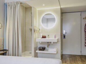 In-room safe, desk, laptop workspace, blackout curtains - Ibis Hyères Plage Thalassa (Hyères)