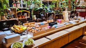 Un buffet proposant divers plats et une pancarte indiquant qu’il s’agit du buffet du petit-déjeuner.