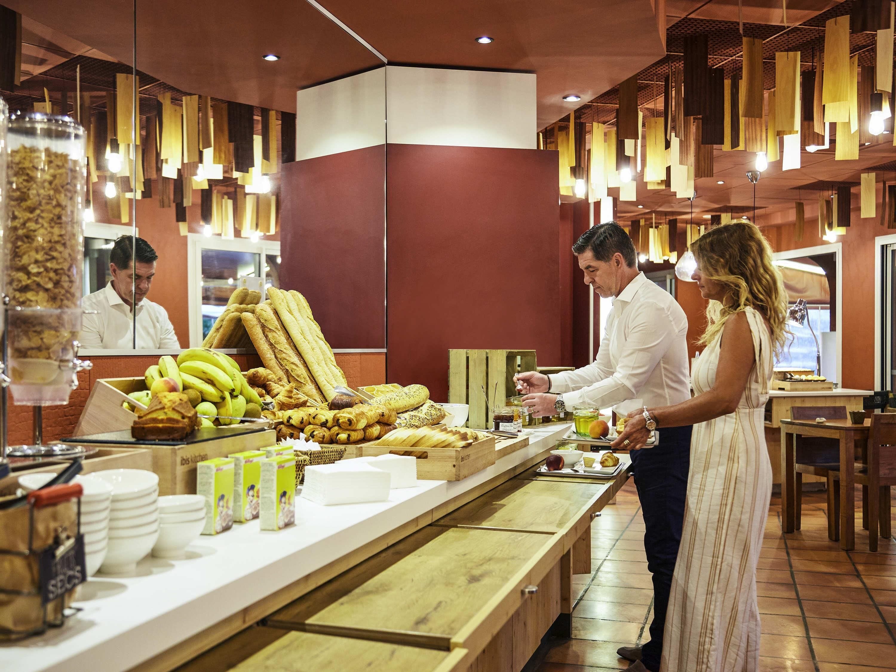 Una mesa de buffet con diferentes platillos y una barra de servicio.