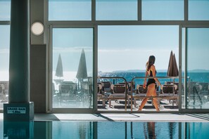 Piscine intérieure, accès possible de 8 h 30 à 19 h, parasols