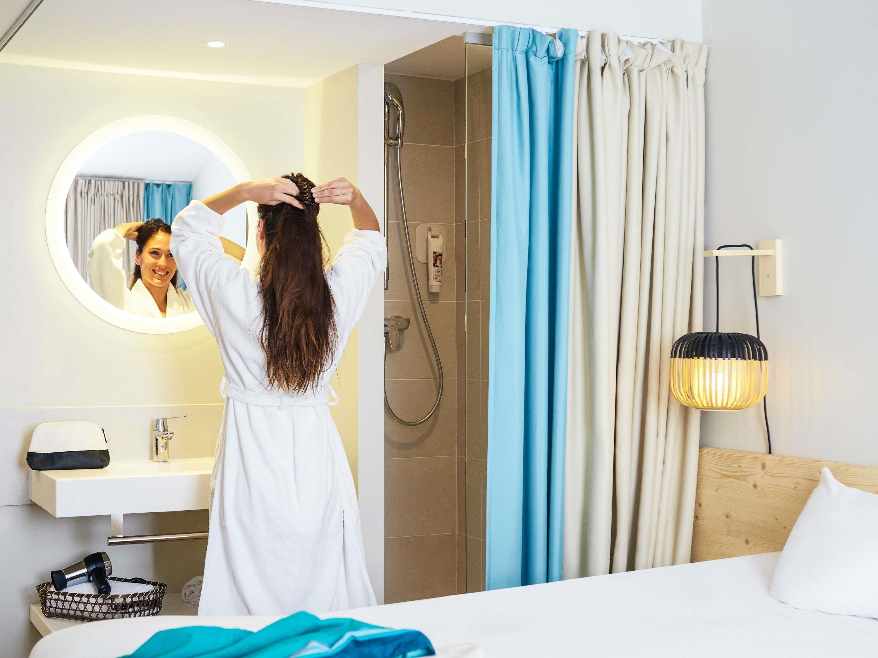 房內夾萬、書桌、手提電腦工作空間、遮光窗簾/窗簾