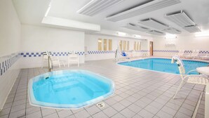 Innendørsbasseng og solsenger