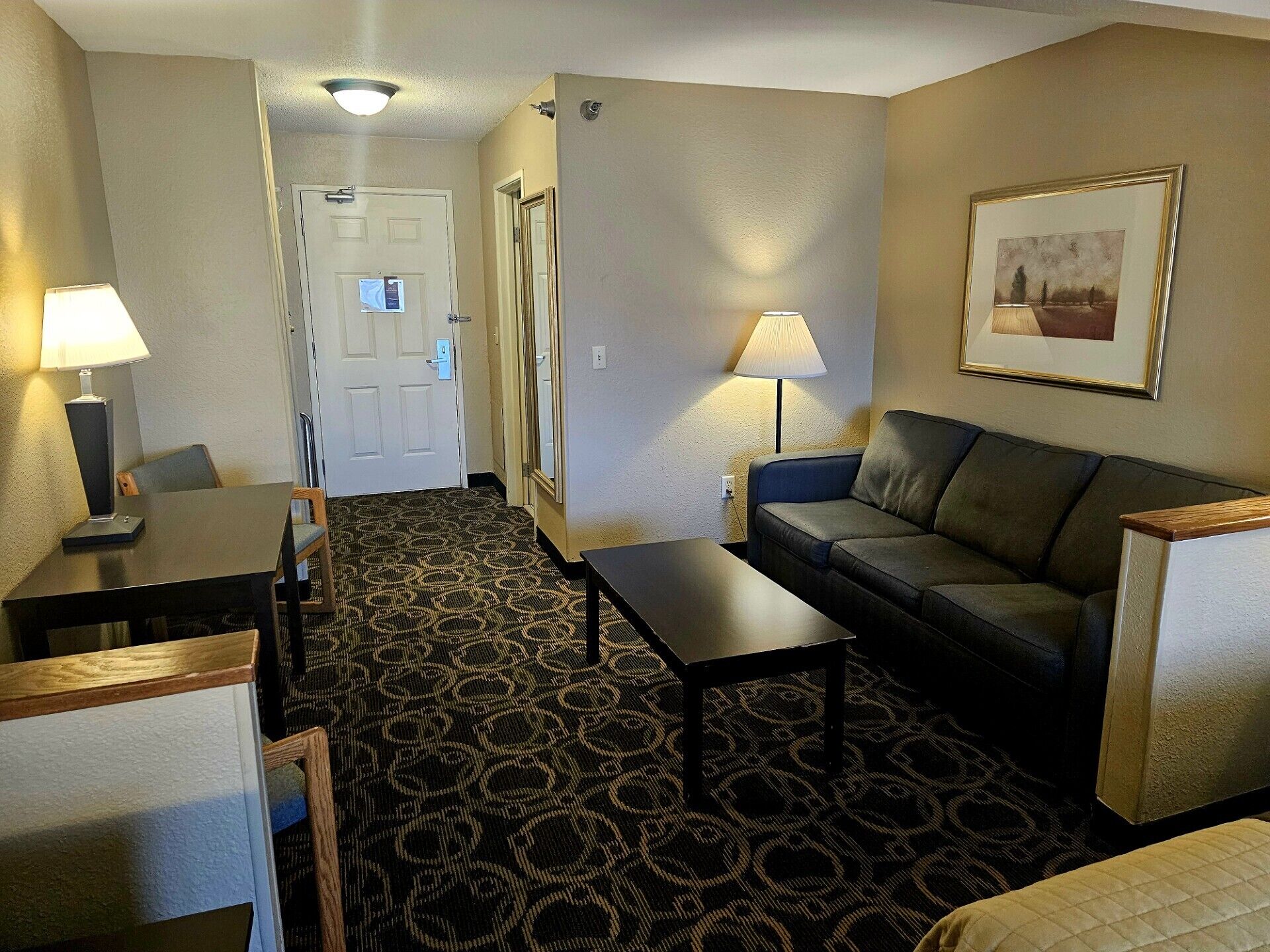 Studio Suite, 1 King Bed, Non Smoking | Living area | 32-inch TV with cable channels, pay films