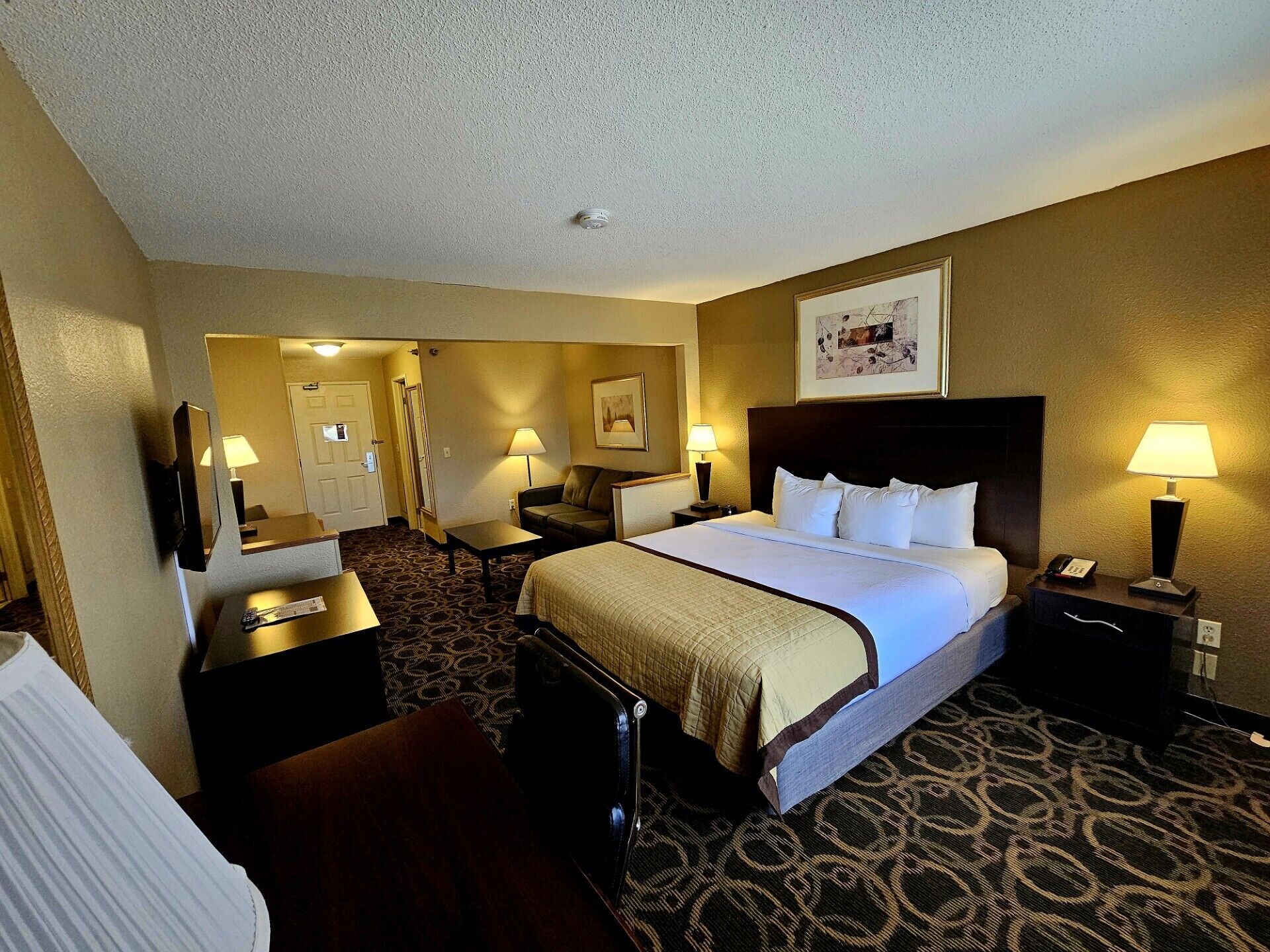 Studio Suite, 1 King Bed, Non Smoking | In-room safe, desk, blackout drapes, iron/ironing board