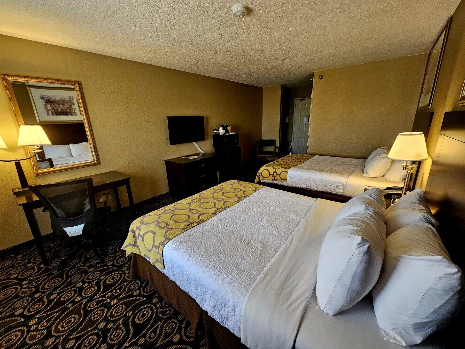 Standard-huone, 2 keskisuurta parisänkyä | Tallelokero huoneessa, työpöytä, pimennysverhot, silitysrauta/-lauta