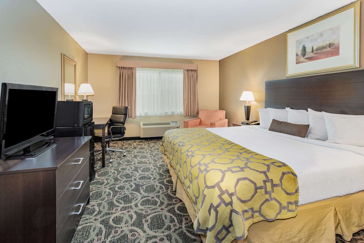 Standard Room, 1 King Bed | In-room safe, desk, blackout curtains, iron/ironing board
