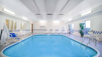 Innenpool, geöffnet von 06:00 Uhr bis 23:00 Uhr, Liegestühle