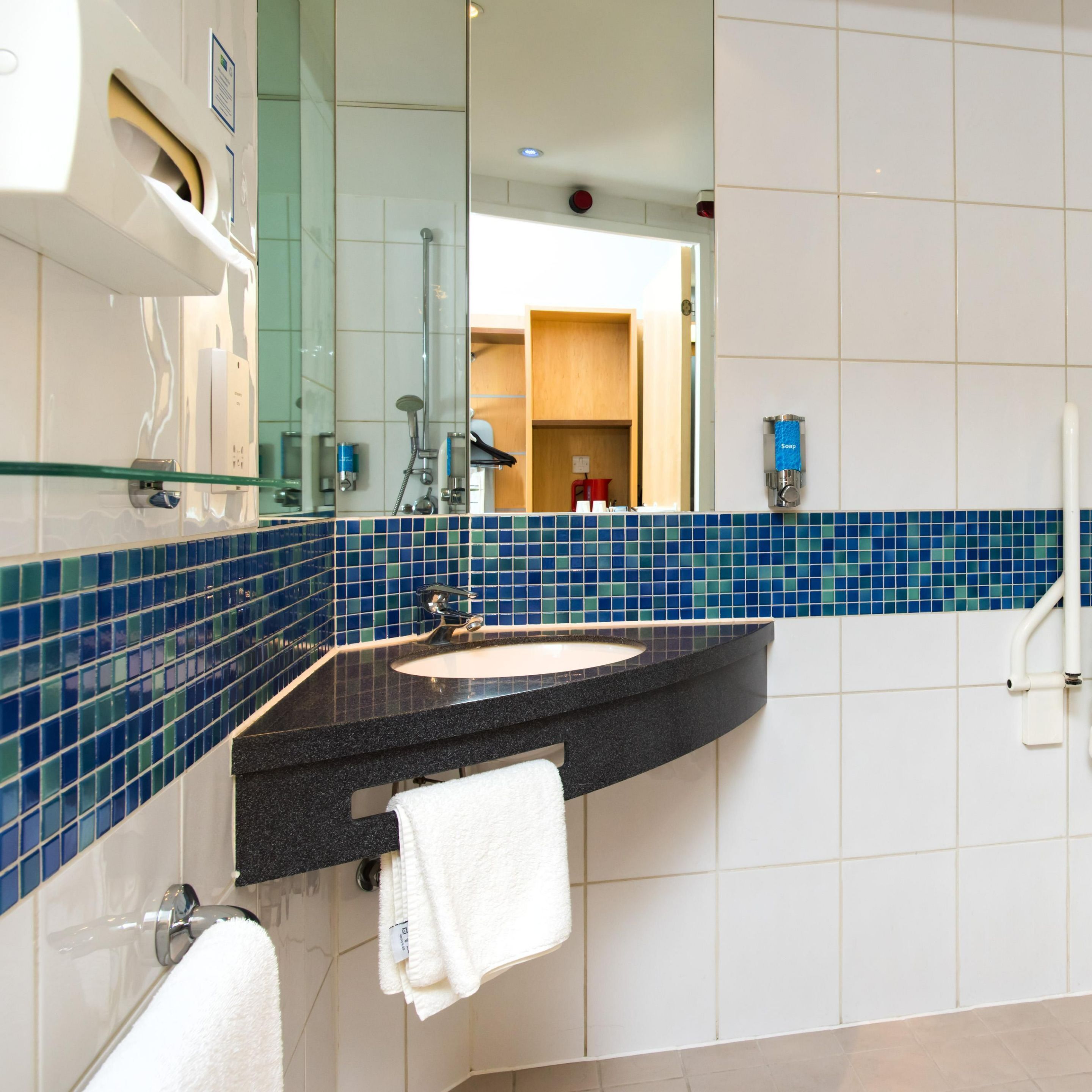 standard room | bathroom | shower, eco-friendly toiletries, hair dryer, towels