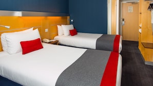 Standard Room, 2 Katil Bujang (Single) (with Free Hot Breakfast) | Meja, ruang kerja komputer riba, langsir/tirai gelap terus 