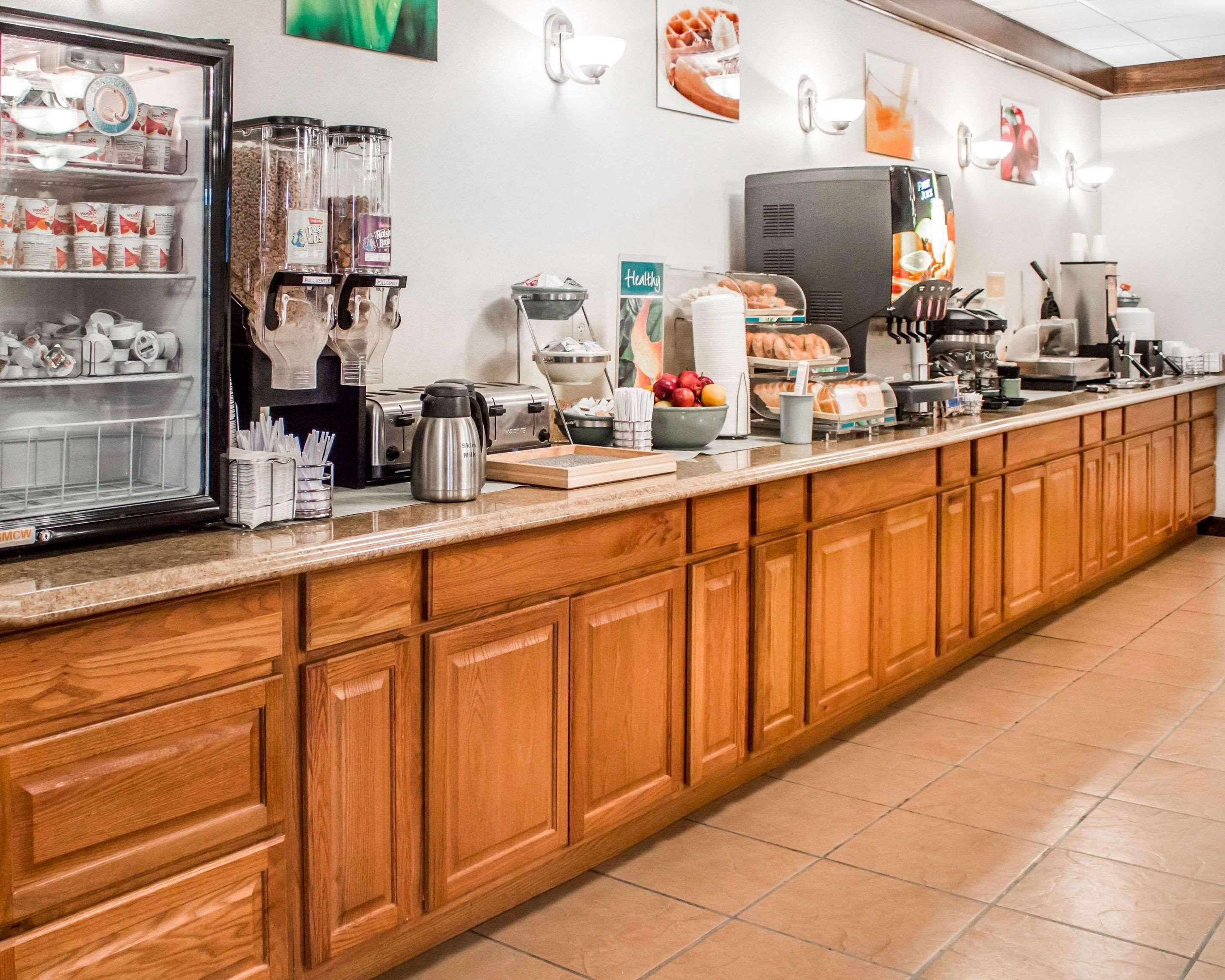 Un comptoir-repas équipé d’un réfrigérateur, d’une machine à café, d’un grille-pain et de divers produits alimentaires.