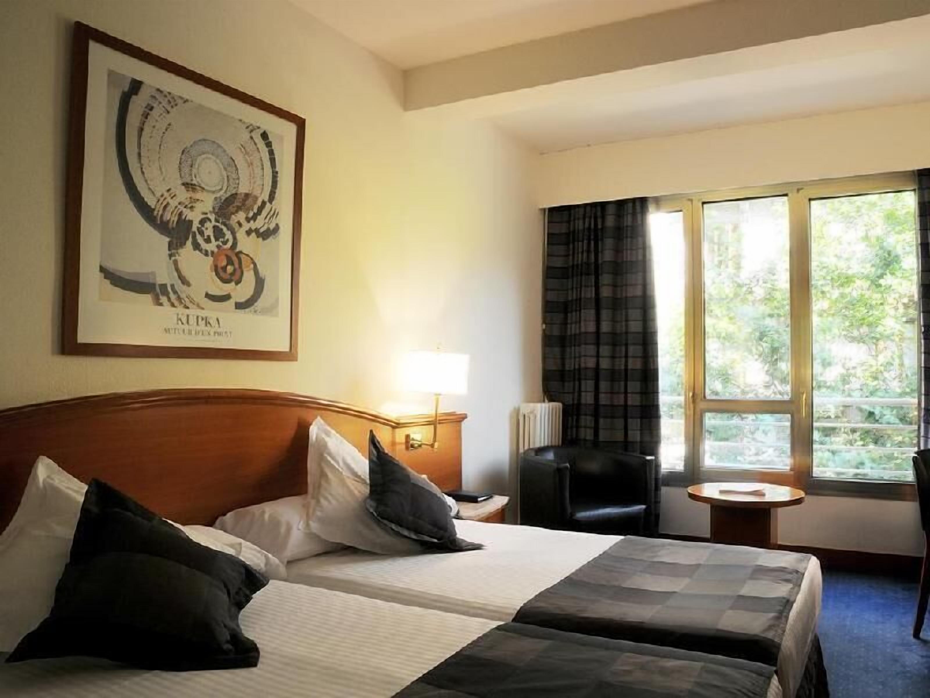 Frigobar, cofres nos quartos, escrivaninha