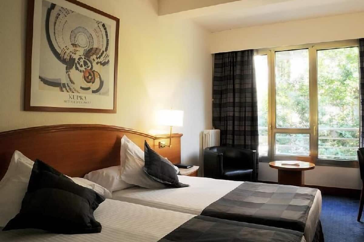 Minibar, in-room safe, desk, laptop workspace