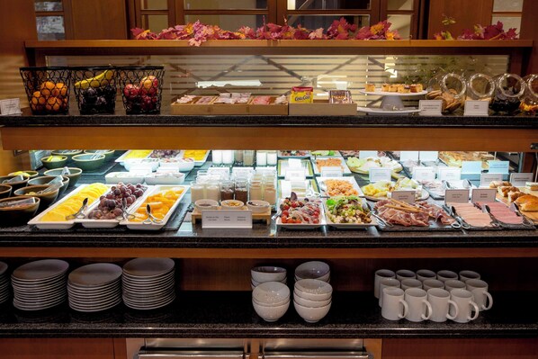 Café da manhã com buffet todos os dias (EUR 14 por pessoa) 