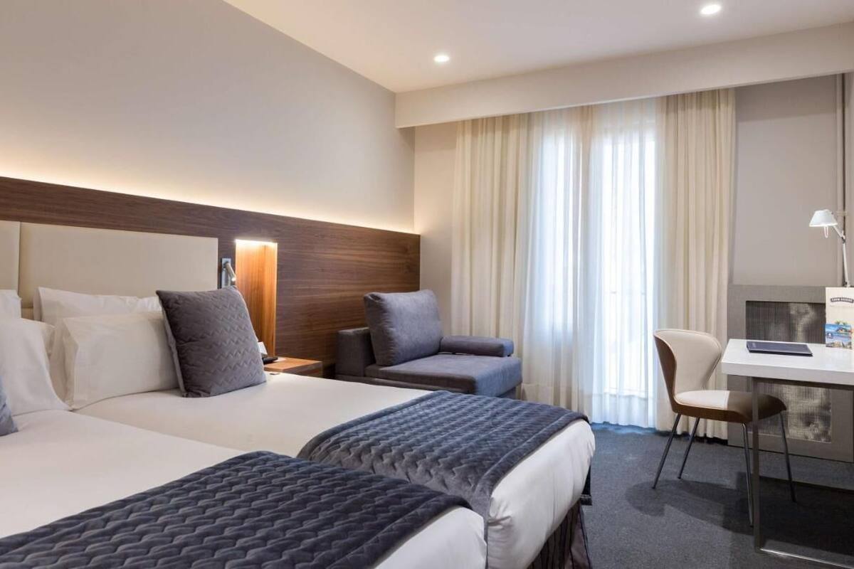 Minibar, két bảo mật tại phòng, bàn 