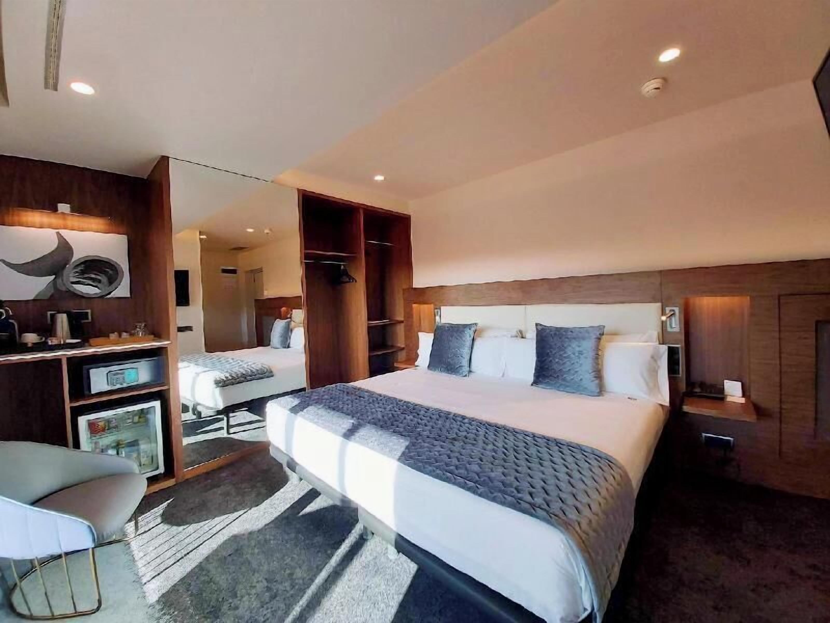 Minibar, in-room safe, desk, laptop workspace