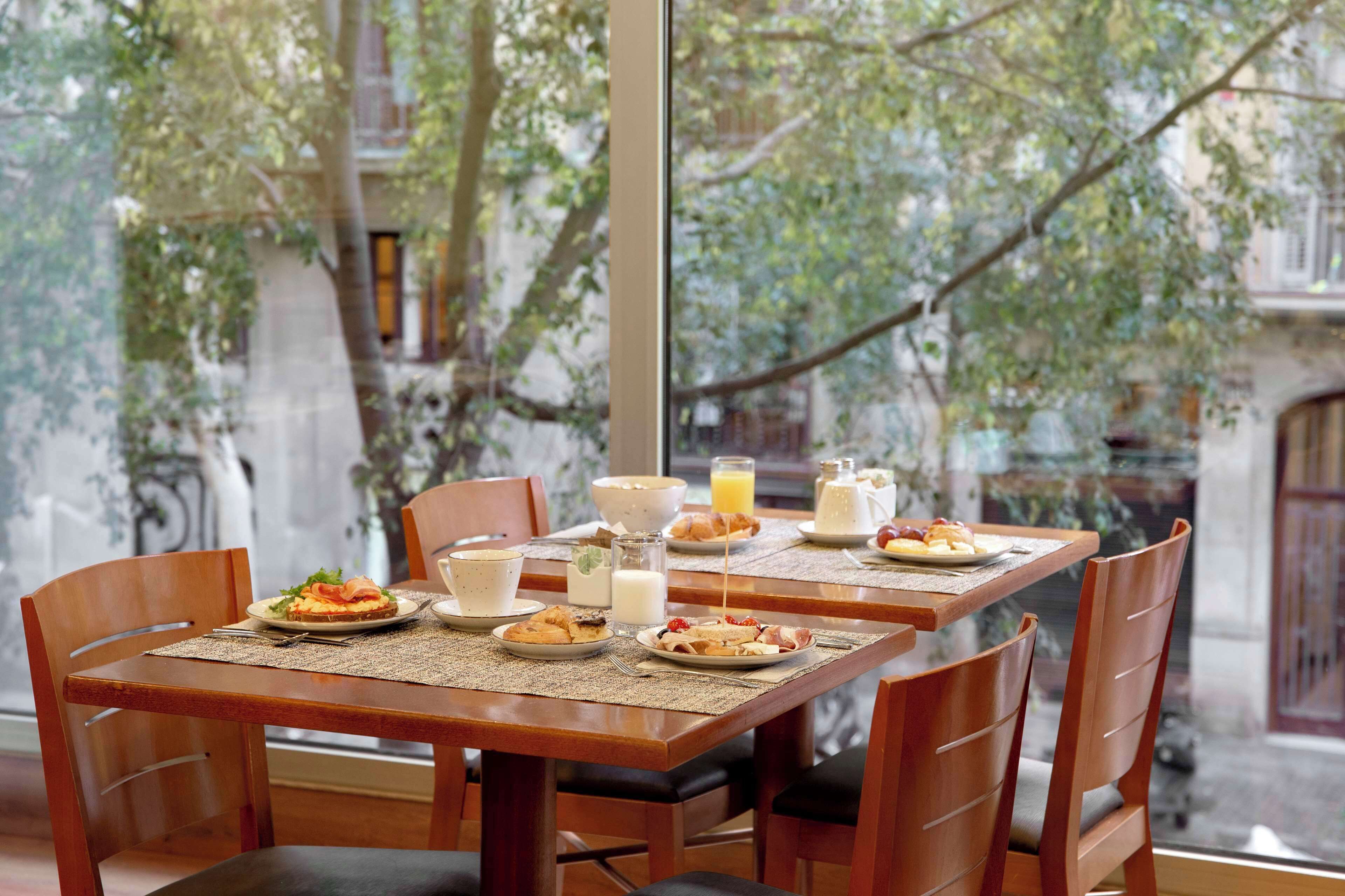 Petit déjeuner buffet (14 EUR par personne)