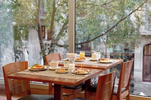 Daily buffet breakfast (EUR 14 per person) - Best Western Premier Hotel Dante (Barcelona)