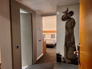 Quarto standard, 2 camas de solteiro, para não fumantes | 1 quarto, frigobar, cofres nos quartos, escrivaninha
