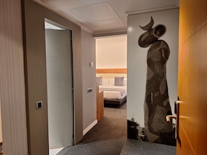 Quarto standard, 2 camas de solteiro, para não fumantes | 1 quarto, frigobar, cofres nos quartos, escrivaninha