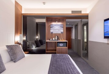 1 chambre, minibar, coffres-forts dans les chambres, bureau
