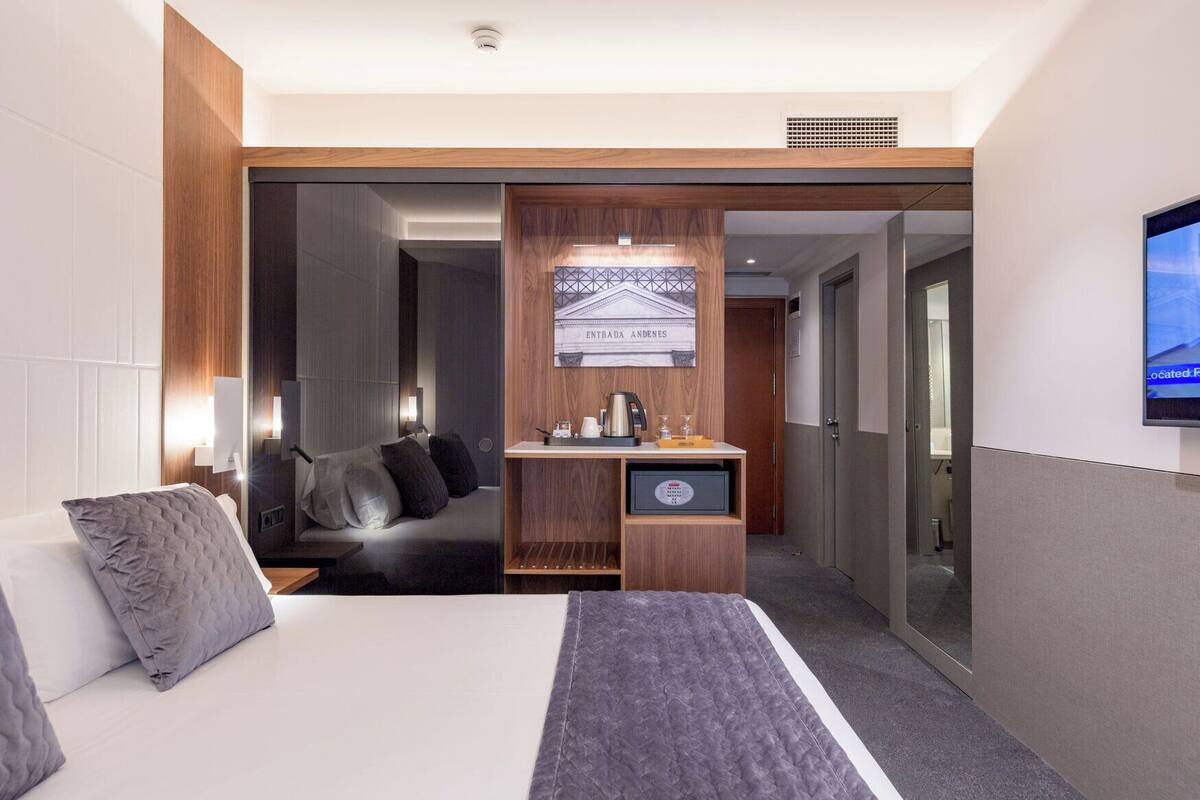 Minibar, két bảo mật tại phòng, bàn 