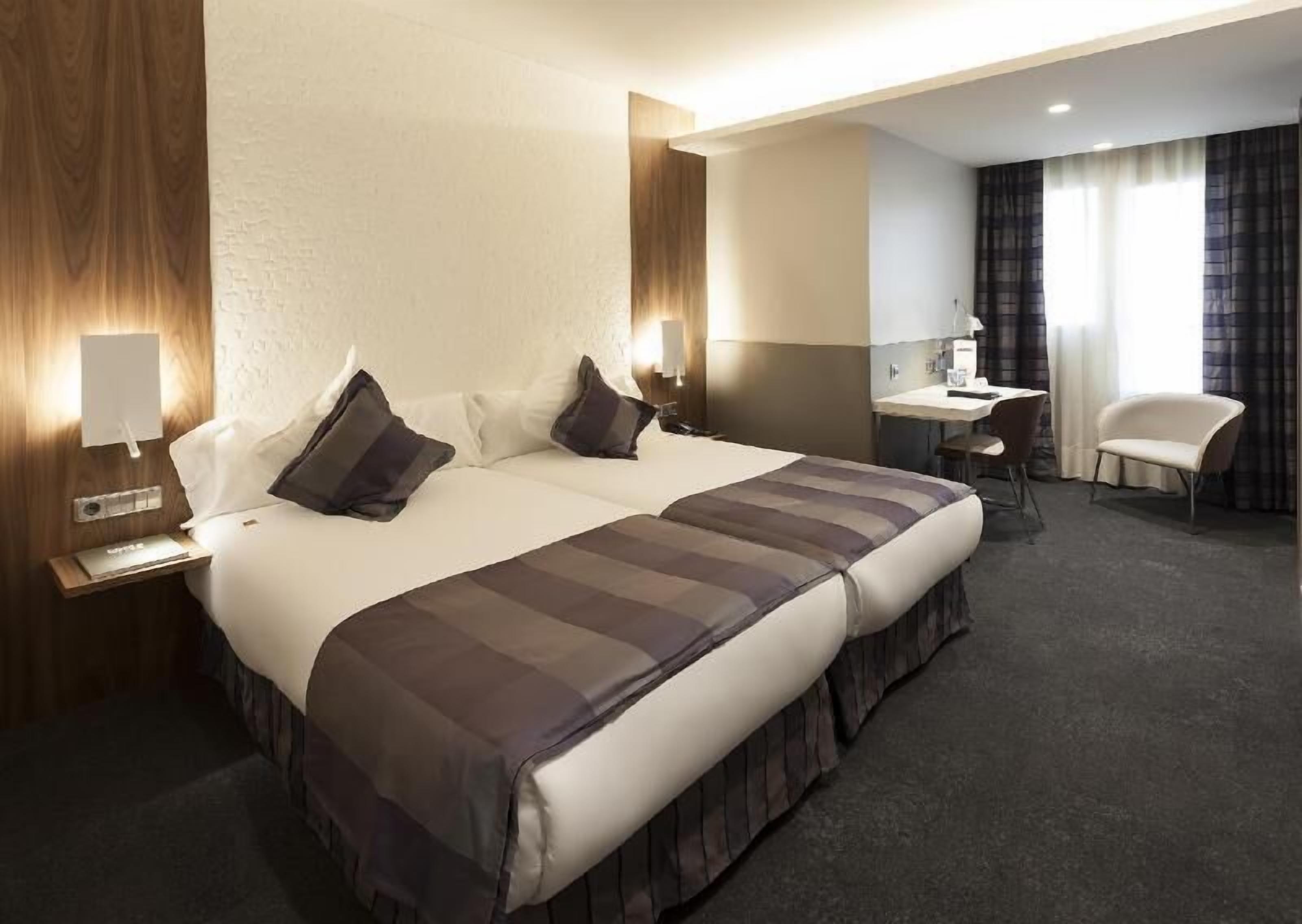 Frigobar, cofres nos quartos, escrivaninha