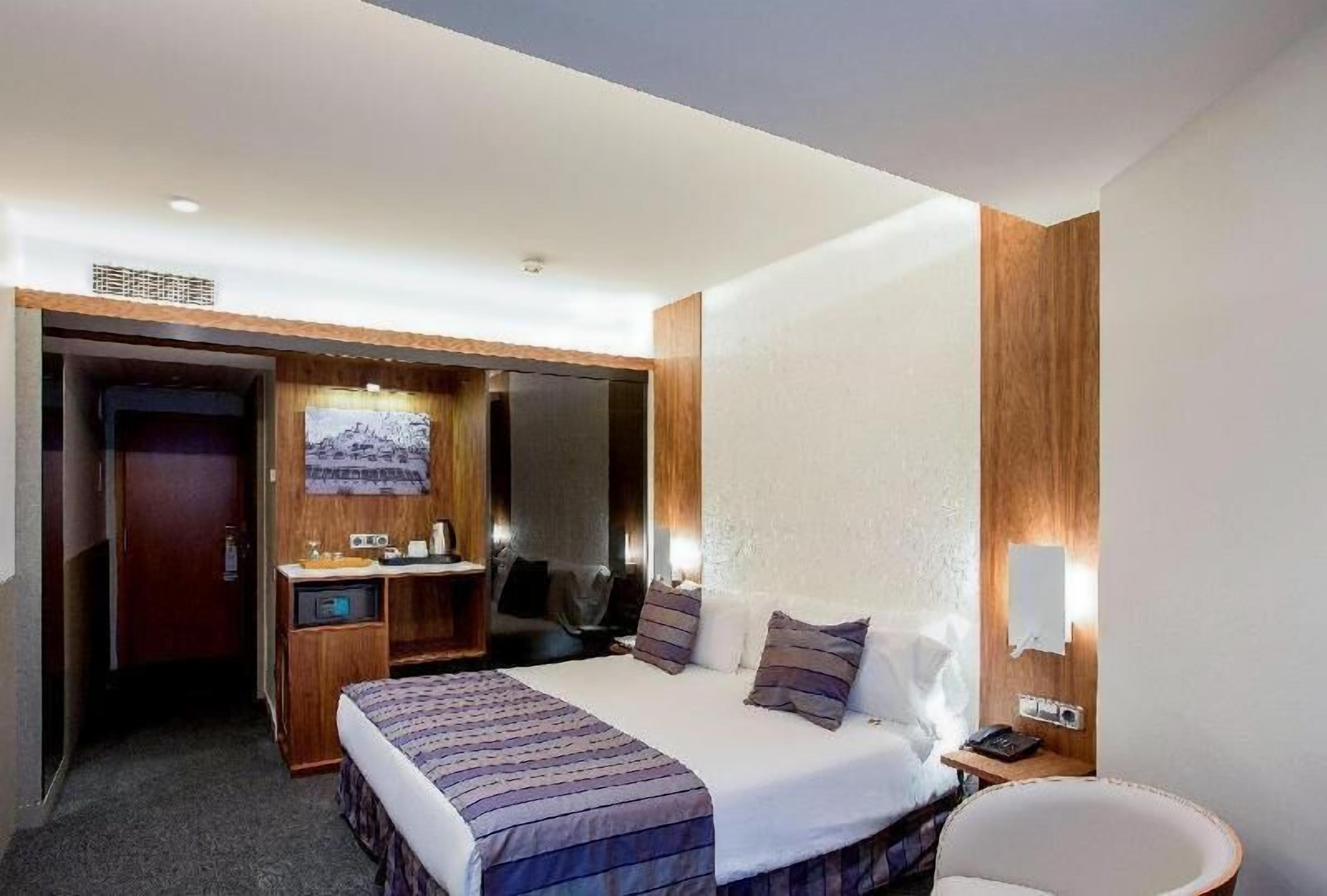 Minibar, in-room safe, desk, laptop workspace