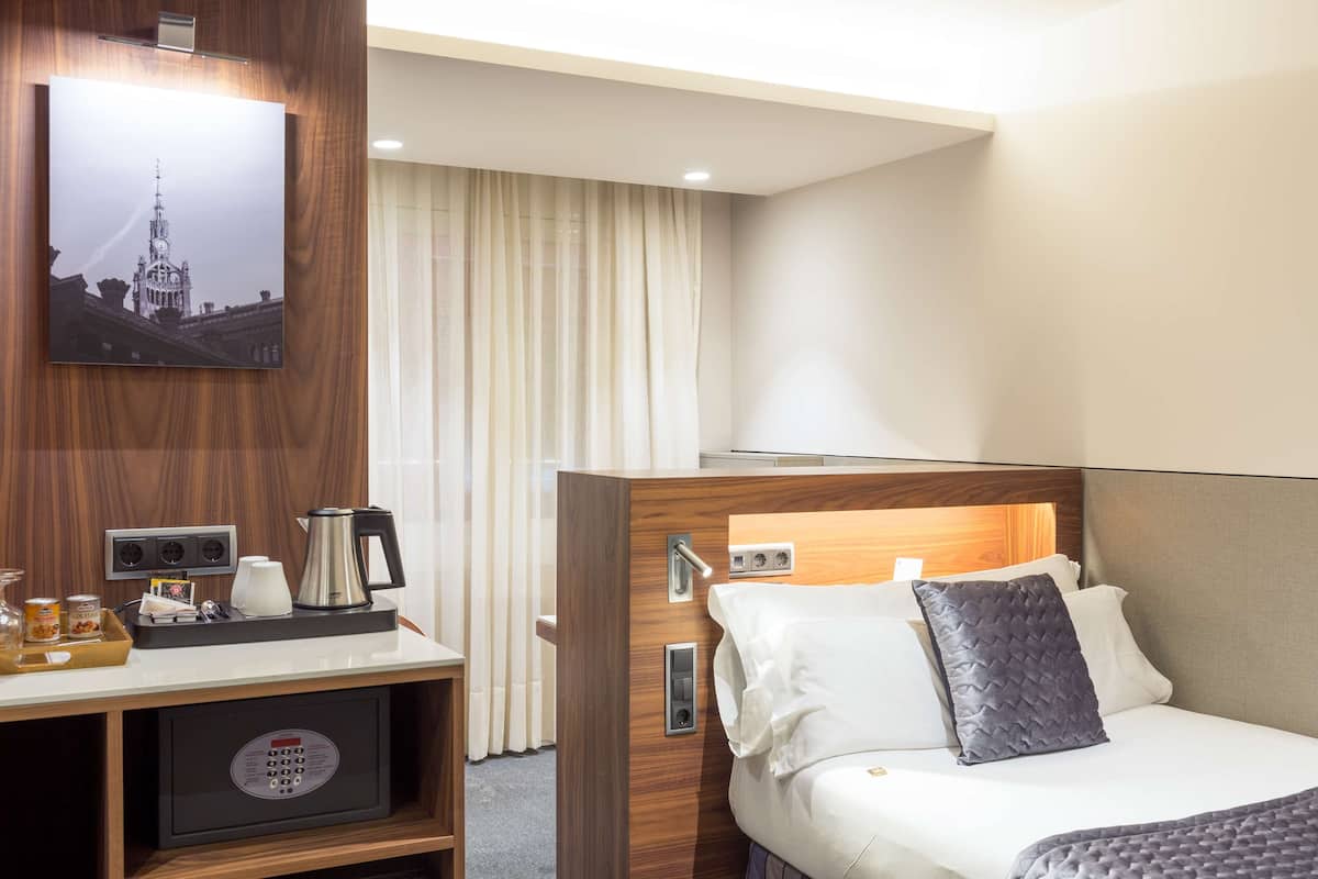 Standardzimmer, 1 Einzelbett, Nichtraucher | 1 Schlafzimmer, Minibar, Zimmersafe, Schreibtisch