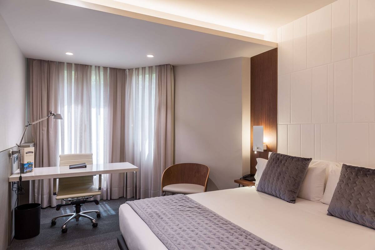 Minibar, két bảo mật tại phòng, bàn 
