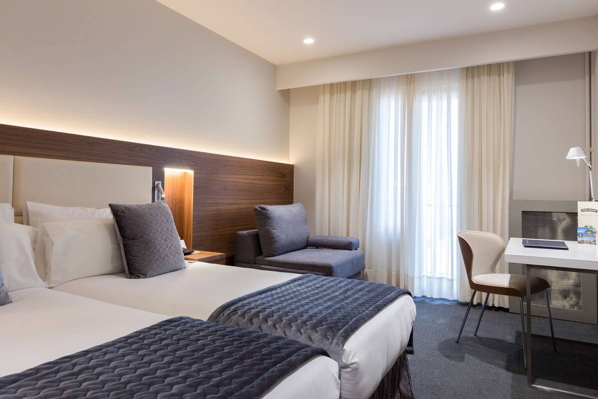 Minibar, két bảo mật tại phòng, bàn 