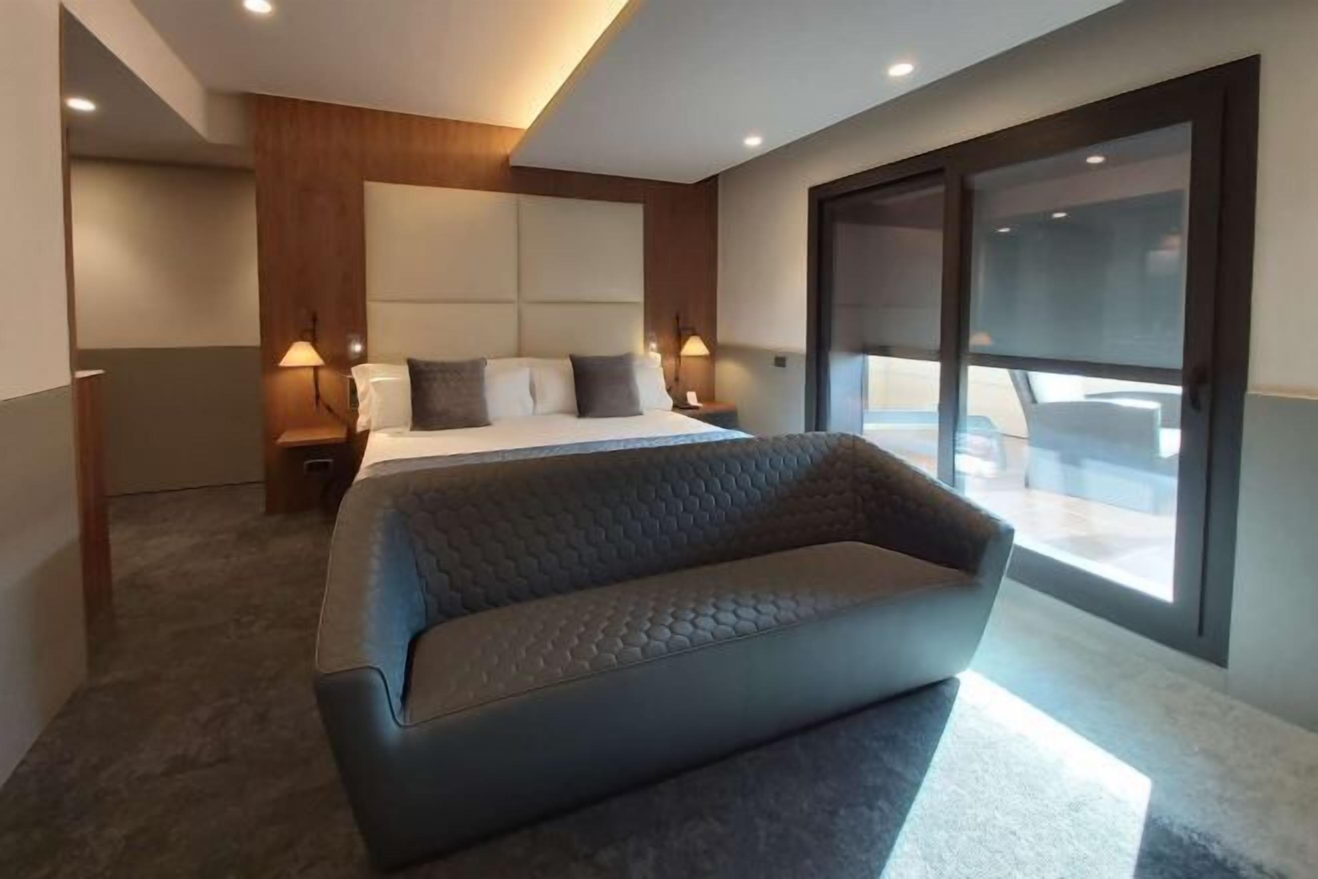 Minibar, Zimmersafe, Schreibtisch, laptopgeeigneter Arbeitsplatz