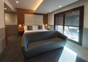 Suíte superior, 1 cama King, para não fumantes, terraço | Frigobar, cofres nos quartos, escrivaninha
