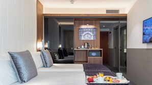 A hotel room with a bed, a breakfast tray, a clock, and a mirror. - Best Western Premier Hotel Dante (Barcelona)