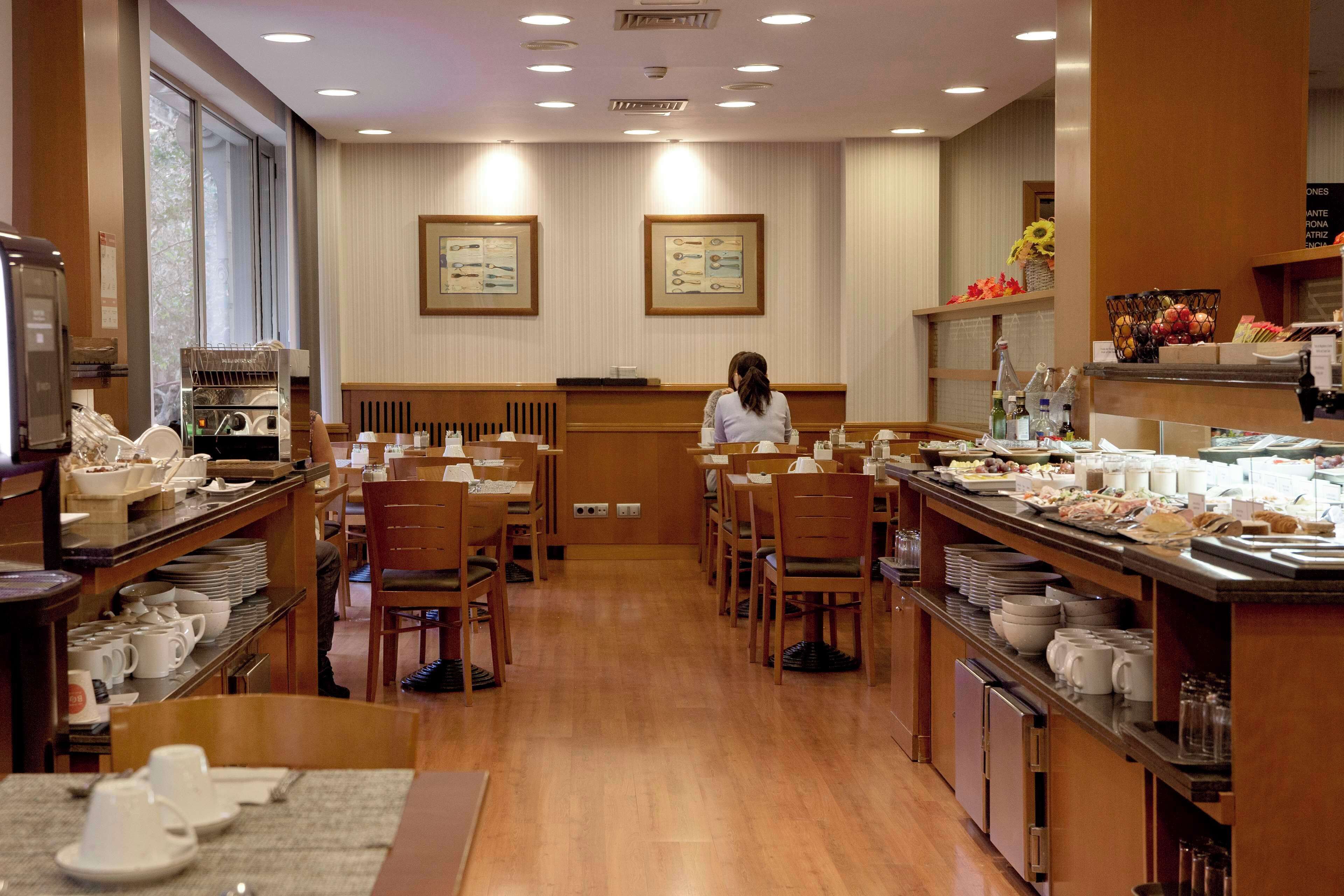 Se ofrece un desayuno bufé todos los días (por un coste adicional)