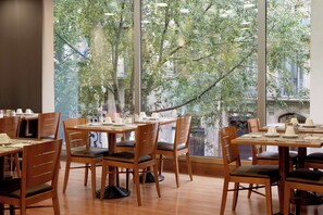 Desayuno buffet diario (EUR 14 por persona)
