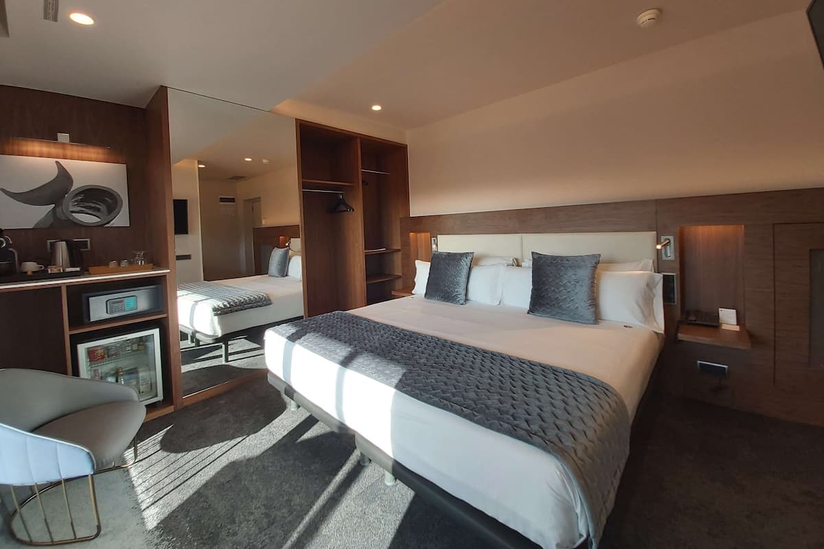Superior-Suite, 1 King-Bett, Nichtraucher, Terrasse | 1 Schlafzimmer, Minibar, Zimmersafe, Schreibtisch