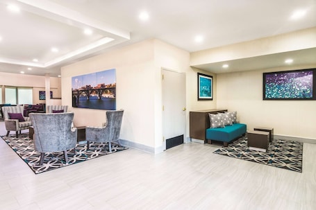 Lobby. La Quinta Inn & Suites by Wyndham Loudon