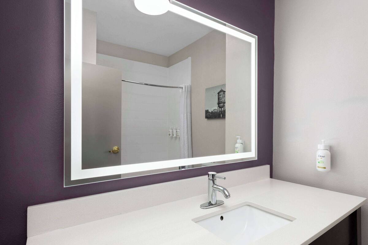 combined shower/bathtub, eco-friendly toiletries, hair dryer, towels