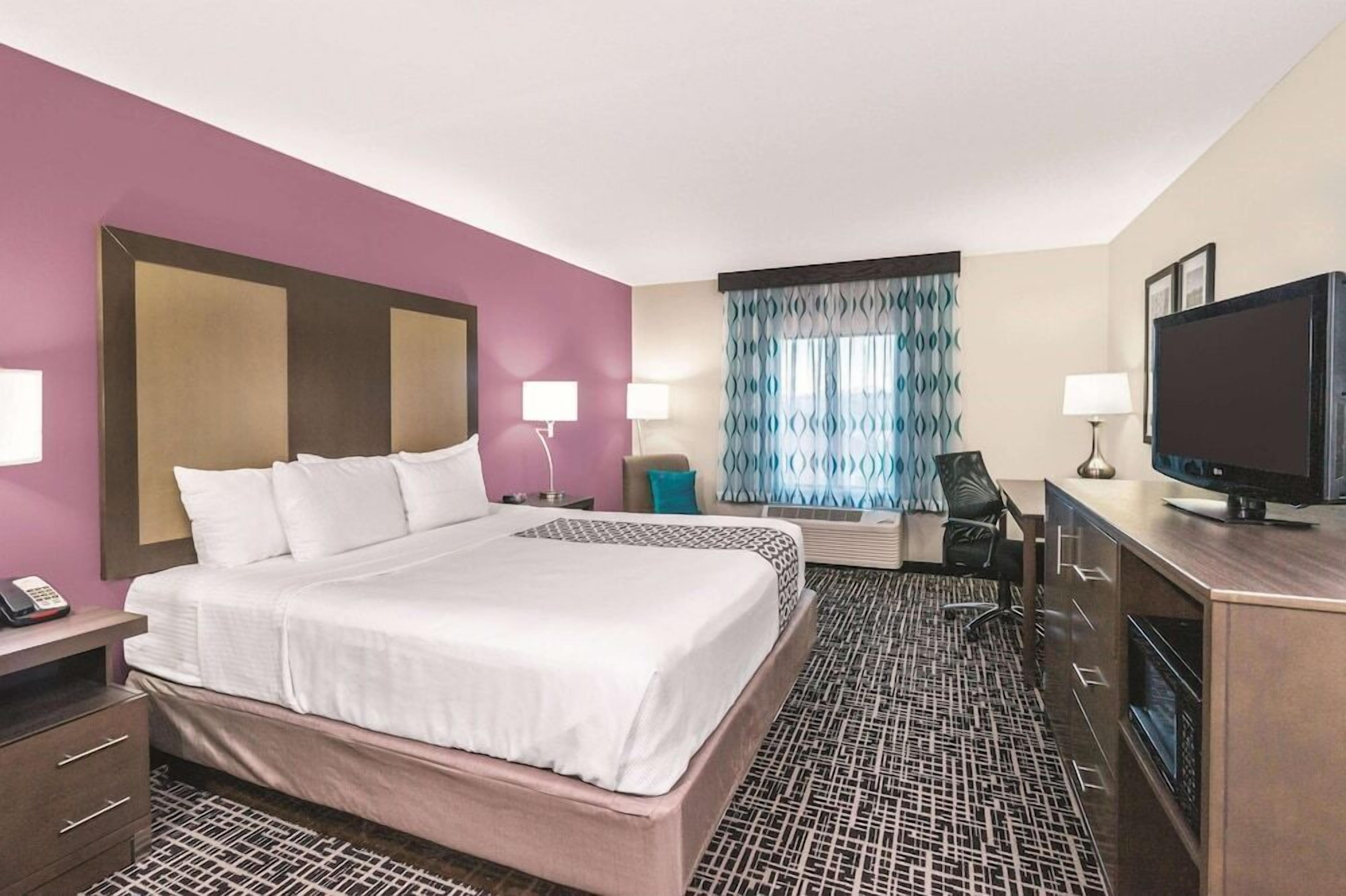 Premium bedding, in-room safe, desk, iron/ironing board