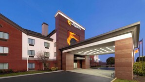 Ett La Quinta-hotell med en modern design, som utmärks av en imponerande entré med en överbyggd gång och en fasad i tegel.