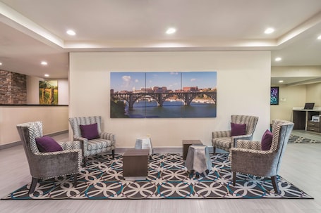 Lobby. La Quinta Inn & Suites by Wyndham Loudon