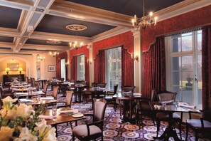 حيث تُقدم وجبات الإفطار، العشاء، الأطباق البريطانية، إطلالات على الحديقة