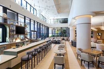 Breakfast, lunch, dinner served; Californian cuisine  at Marriott Long Beach Downtown