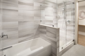 Junior Suite, 1 King Bed, Harbor View | Bathroom | Combined shower/tub, free toiletries, hair dryer, towels at Marriott Long Beach Downtown