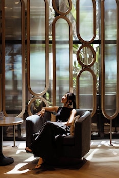 Hotel entrance and lobby at Marriott Long Beach Downtown