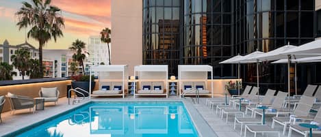 Een buitenzwembad, zwembadcabana's (toeslag)