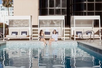 Outdoor pool, open 7:00 AM to 10:00 PM, cabanas (surcharge) at Marriott Long Beach Downtown