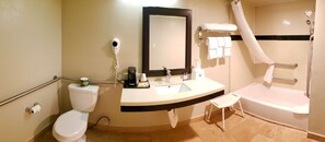 Habitación estándar, 2 camas de matrimonio, accesible para personas con discapacidad, bañera | Baño | Ducha y bañera combinadas y artículos de higiene personal ecológicos