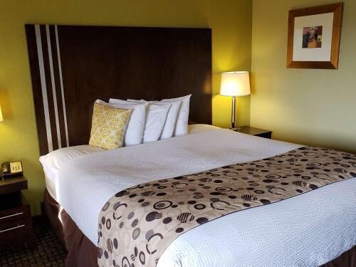 Roupas de cama premium, escrivaninha, espaço de trabalho para notebook